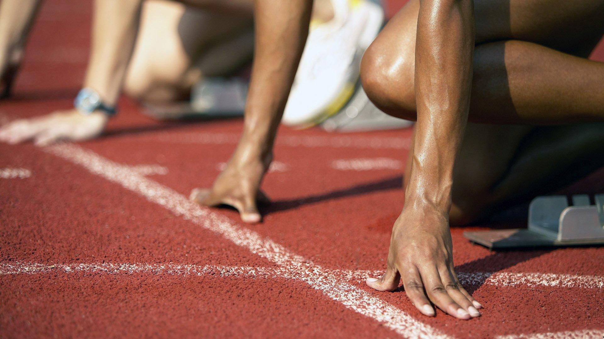 世体聚焦更衣室温情一幕，维尼修斯与阿隆索赛前拥抱，皇马内部紧张氛围显缓和迹象